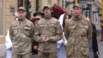 В Івано-Франківську провели різдвяно-патріотичний перформанс на підтримку ЗСУ В Івано-Франківську провели різдвяно-патріотичний перформанс на підтримку ЗСУ