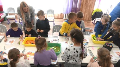 Допомагають долати стрес: у Черкасах дітям-переселенцям подарували собак-обіймак Допомагають долати стрес: у Черкасах дітям-переселенцям подарували собак-обіймак