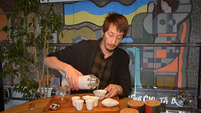 Тернополянин Микола Ілик самостійно вивчив мистецтво чайної церемонії Тернополянин Микола Ілик самостійно вивчив мистецтво чайної церемонії