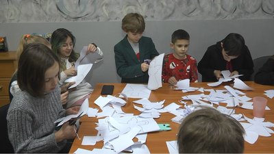 У центрі Луцька розвісили сотню "Ангелів пам'яті" У центрі Луцька розвісили сотню "Ангелів пам'яті"