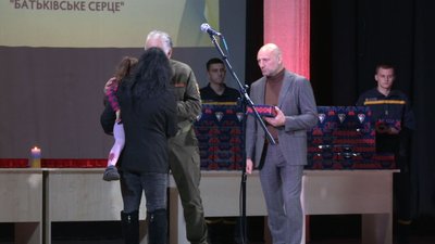Пам'ять про рідних: у Черкасах дітям загиблих захисників вручили обереги "Батьківське серце" Пам'ять про рідних: у Черкасах дітям загиблих захисників вручили обереги "Батьківське серце"