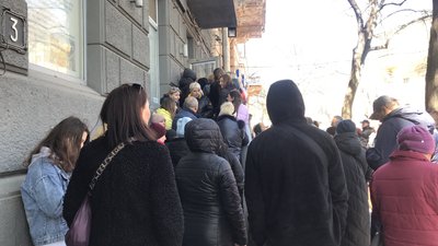 В Одесі люди годинами чекають аби подати документи на оформлення закордонного паспорта В Одесі люди годинами чекають аби подати документи на оформлення закордонного паспорта