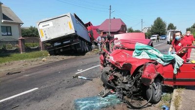 Автотроща з вантажівкою і легковиком на Рівненщині: водія деблокували рятувальники