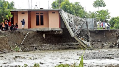 Індонезія потерпає від повені, постраждали десятки людей Індонезія потерпає від повені, постраждали десятки людей