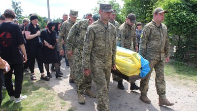 На Тернопільщині попрощалися із бійцем Романом Мричком На Тернопільщині попрощалися із бійцем Романом Мричком