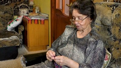 600 пар шкарпеток для військових зв`язала 82-річна закарпатка Марія Іваньо