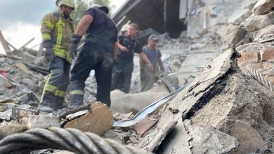 У Бахмуті під завалами готелю, куди влучили російські військові, може знаходитись ще 1 людина — ДСНС
