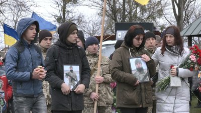Говорив: будемо жити на вільній землі. На Черкащині прощалися з 21-річним воїном Говорив: будемо жити на вільній землі. На Черкащині прощалися з 21-річним воїном