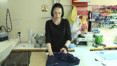 Технолог швейного виробництва Любов каже, лекала для брюк розробляють індивідуально для кожного Технолог швейного виробництва Любов каже, лекала для брюк розробляють індивідуально для кожного