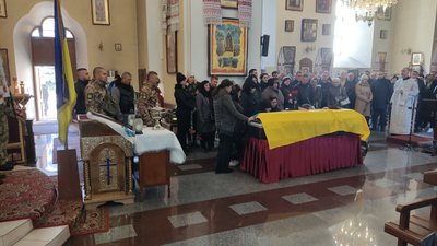 "У нього душа велика": у Полтаві попрощалися із солдатом Євгенієм Гиричем "У нього душа велика": у Полтаві попрощалися із солдатом Євгенієм Гиричем