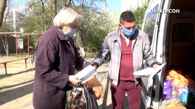 Херсонські волонтери організували акцію "Допоможи сусідові"