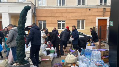 "Медикаменти, їжа, посуд": у Вінниці приносять речі для військових