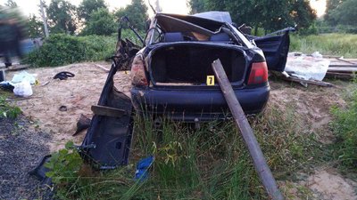На Рівненщині авто врізалось у паркан і перекинулось, водій загинув На Рівненщині авто врізалось у паркан і перекинулось, водій загинув