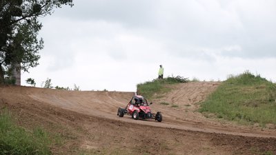 Пил на старті та півсотні учасників. Як у Чернівцях відбувався Чемпіонат України з автокросу Пил на старті та півсотні учасників. Як у Чернівцях відбувався Чемпіонат України з автокросу