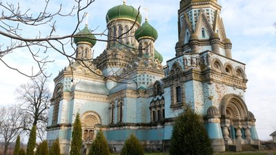 Церква у селі Біла Криниця на Буковині