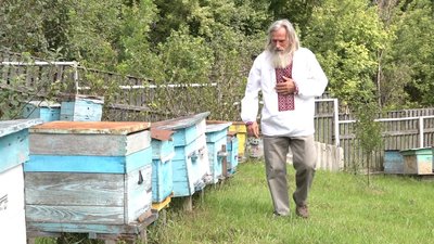 Священник з Криму розводить бджіл на Черкащині. СУСПІЛЬНЕ | ЛЮДИ