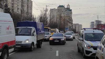 У Києві через ремонт на Голосіївському проспекті ускладнений рух автівок