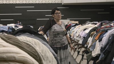 Вже цікавляться речами на осінь – у Черкасах переселенцям безоплатно роздають одяг Вже цікавляться речами на осінь – у Черкасах переселенцям безоплатно роздають одяг