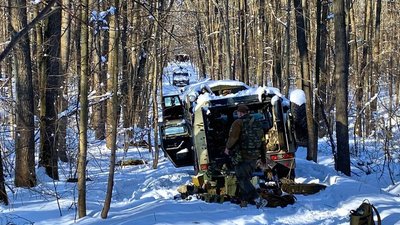 Покинуті авто та боєприпаси РФ знайшли в одній з лісосмуг Харківщини Покинуті авто та боєприпаси РФ знайшли в одній з лісосмуг Харківщини