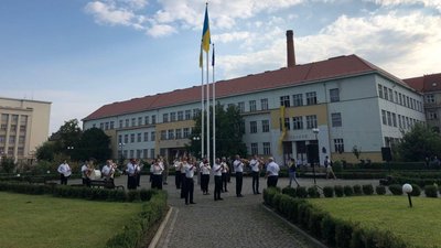 Державний Прапор України підняли на площі Народній в Ужгороді