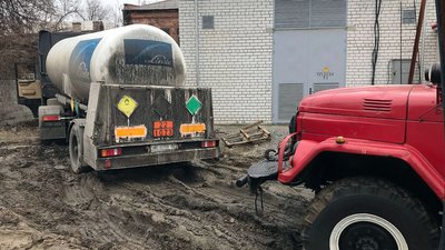 У Дніпрі вантажний автомобіль з киснем застряг у багнюці У Дніпрі вантажний автомобіль з киснем застряг у багнюці