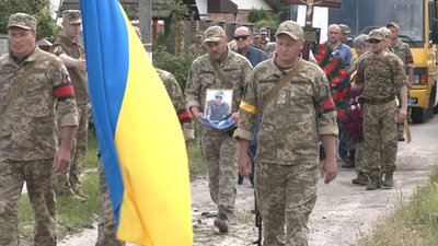 У Сумах попрощалися з бійцем ЗСУ Володимиром Скачедубом У Сумах попрощалися з бійцем ЗСУ Володимиром Скачедубом