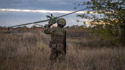 Український військовослужбовець з дроном