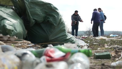 Смердить і літають пакети у обійстях: на Черкащині люди просять закрити стихійний смітник