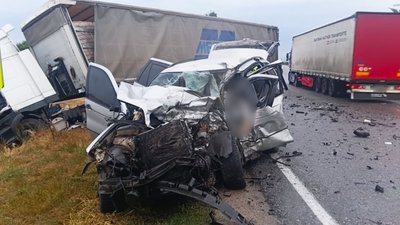 У Смолінській громаді зіткнулися BMW X5 та вантажівка: загинув 23-річний водій