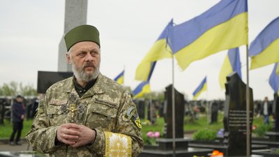 У Харкові на Алеї Слави вшанували полеглих захисників спільною молитвою. 25 квітня 2023 року. Фото: Олександра Новосел/Суспільне Харків