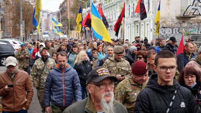 «Хотілося б, щоб поважали і не забували загиблих». У Дніпрі відбувся Марш захисників і захисниць