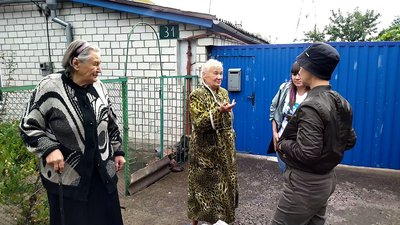 Гуманітарна допомога. Миколаївські волонтери розвозять пенсіонерам продуктові набори Гуманітарна допомога. Миколаївські волонтери розвозять пенсіонерам продуктові набори