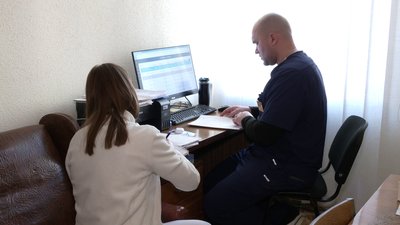 "Все, що у мене є, дала мені моя держава": лікар з Куп'янська рятує складних пацієнтів з COVID у Рівному "Все, що у мене є, дала мені моя держава": лікар з Куп'янська рятує складних пацієнтів з COVID у Рівному