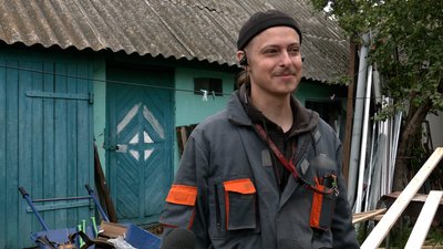 "Дракони висоти": у Чернігові група волонтерів ремонтує дахи зруйнованих росіянами будинків "Дракони висоти": у Чернігові група волонтерів ремонтує дахи зруйнованих росіянами будинків
