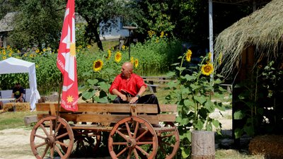 На "Крутому Замісі" на Черкащині шукали Сонцезавра та будували хату-мазанку На "Крутому Замісі" на Черкащині шукали Сонцезавра та будували хату-мазанку