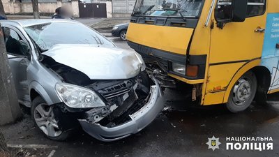В Одесі маршрутка та пʼять автомобілів зіштовхнулись: травмувалась одна людина В Одесі маршрутка та пʼять автомобілів зіштовхнулись: травмувалась одна людина
