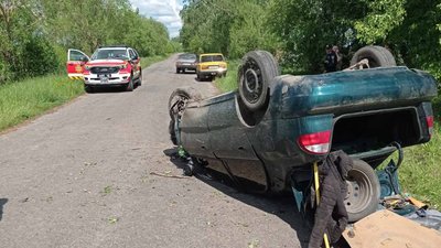 На Новгород-Сіверщині водій легковика в’їхав у дерево. Він загинув на місці