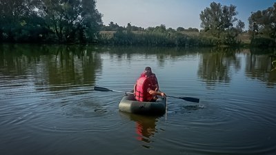 Рятувальники у човні на воді