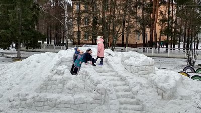 В Іршанську на Житомирщині місцевий художник зліпив зі снігу двометрову фігуру кошеняти В Іршанську на Житомирщині місцевий художник зліпив зі снігу двометрову фігуру кошеняти