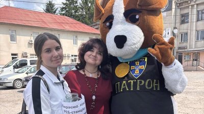 Анни Мариніна під час благодійної акції