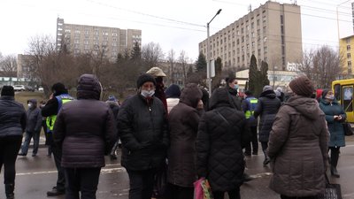 Конфлікт щодо COVID-відділення у львівській поліклініці. Люди перекривали дорогу Конфлікт щодо COVID-відділення у львівській поліклініці. Люди перекривали дорогу