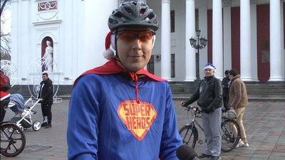 В Одесі Святі Миколаї на велосипедах дарували подарунки дітям В Одесі Святі Миколаї на велосипедах дарували подарунки дітям