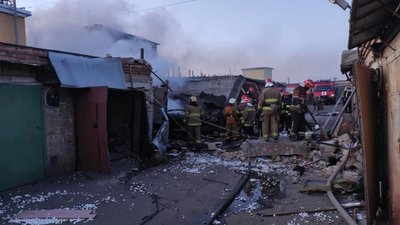 У Києві сталася пожежа з вибухом у гаражах, врятували чоловіка У Києві сталася пожежа з вибухом у гаражах, врятували чоловіка