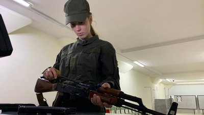 Біатлоністка змінила спортивну гвинтівку на автомат