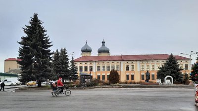 Житель Тернопільщини катає дітей на велосипеді в костюмі Діда Мороза