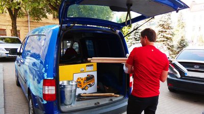 Лопати, відра, пилки та сокири: вінничани збирають для херсонців інвентар Лопати, відра, пилки та сокири: вінничани збирають для херсонців інвентар