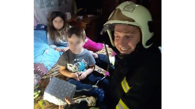 Прикарпатські рятувальники допомогли зняти металевого кошика з голови хлопчика Прикарпатські рятувальники допомогли зняти металевого кошика з голови хлопчика
