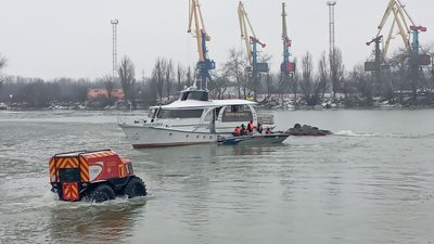 "Гасили" пожежу та "рятували людей". На Одещині пройшли навчання ДСНС України та Румунії "Гасили" пожежу та "рятували людей". На Одещині пройшли навчання ДСНС України та Румунії