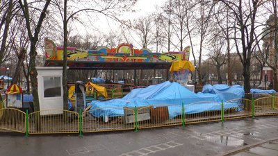 Газони в бетоні та кроновані дерева: у миколаївській "Казці" готуються до встановлення атракціонів Газони в бетоні та кроновані дерева: у миколаївській "Казці" готуються до встановлення атракціонів
