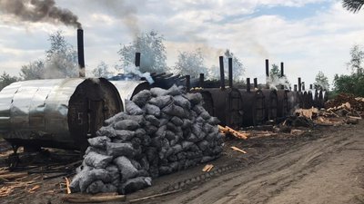 Не мав дозволів: на Рівненщині вилучили 15 бочок для спалювання деревного вугілля Не мав дозволів: на Рівненщині вилучили 15 бочок для спалювання деревного вугілля